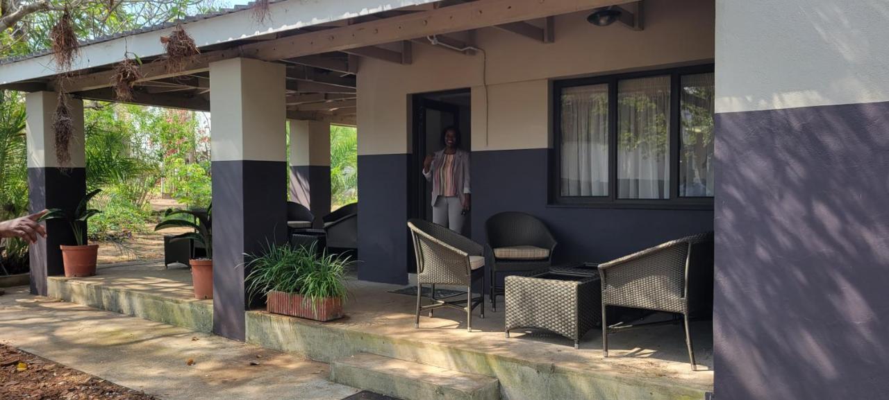 Livivane Guest House Simunye エクステリア 写真